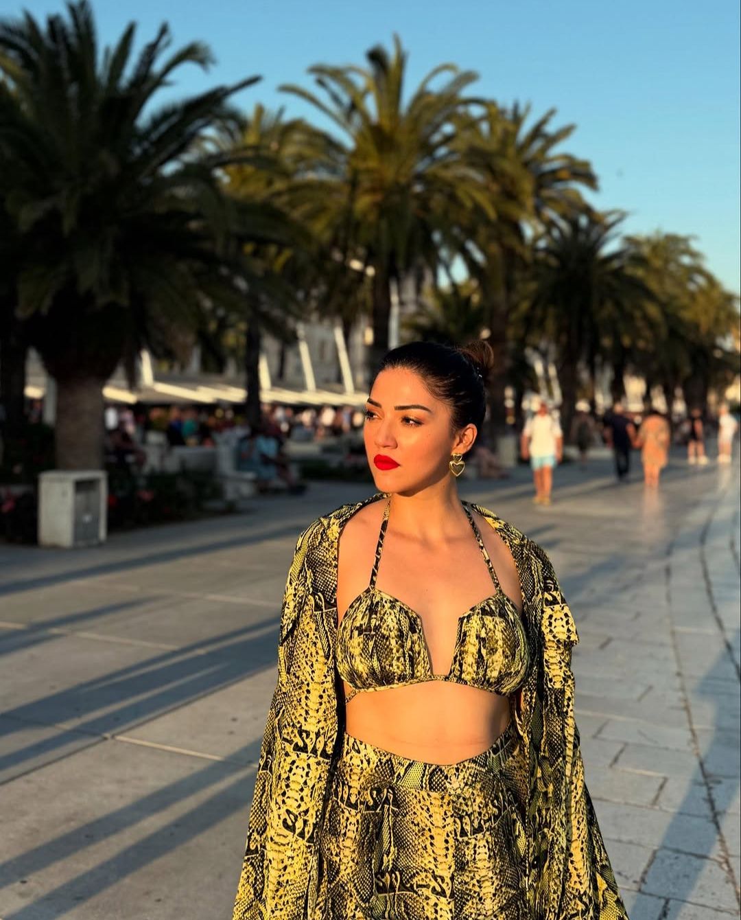 Mehreen pirzada: సముద్రపు ఒడ్డున సేదతీరుతూ హీట్ పెంచిన మెహ్రీన్.. టూ హాట్ గురూ!
