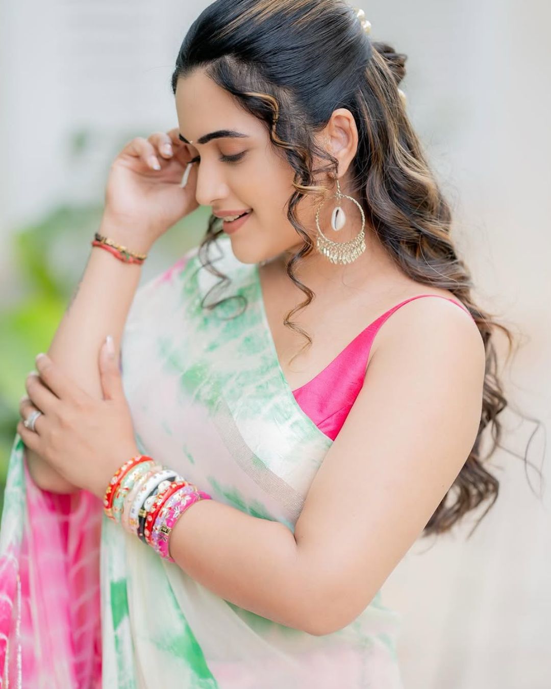 Sravanthi Chokarapu : చీరలో స్రవంతి అందాలు చూడతరమా.. సో క్యూట్ కదా…