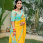Sravanthi Chokarapu: బంతిపువ్వులా చీరకట్టులో కవ్విస్తున్న స్రవంతి.. ట్రెడిషనల్ లుక్ కి దాసోహం!