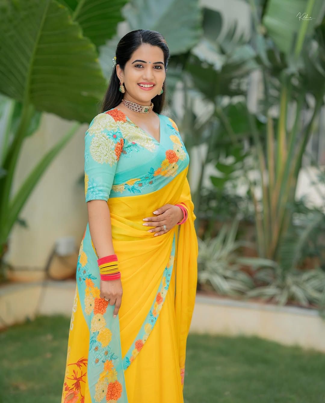 Sravanthi Chokarapu: బంతిపువ్వులా చీరకట్టులో కవ్విస్తున్న స్రవంతి.. ట్రెడిషనల్ లుక్ కి దాసోహం!