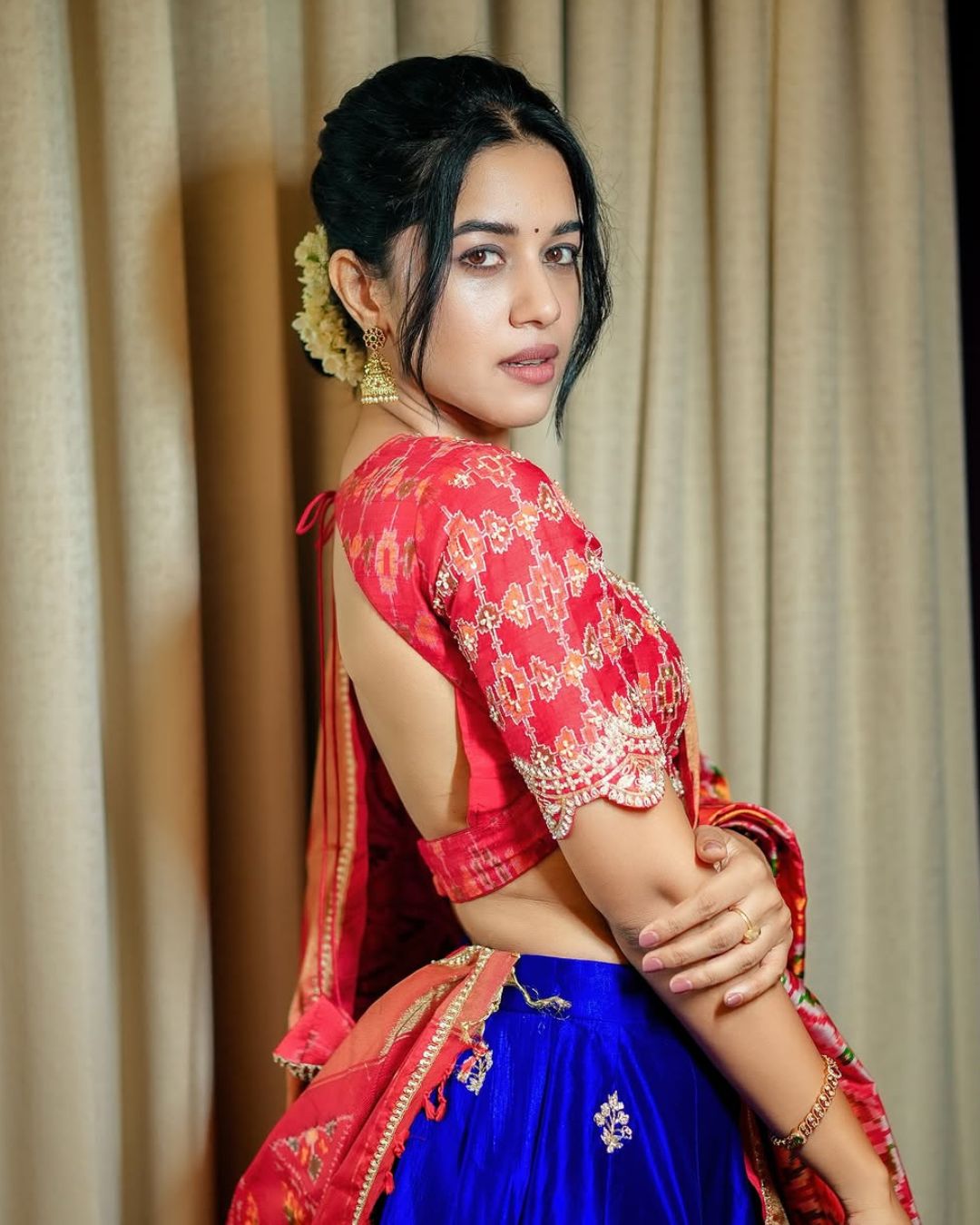Mirnalini Ravi : లంగాహోణిలో మృణాళిని ఎంత అందంగా ఉందో.. చూపుతిప్పుకోవడం కష్టమే..