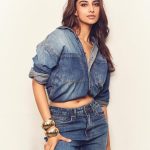 Meenakshi Chaudhary: షర్ట్ బటన్స్ ఓపెన్ చేసి మరీ చూపెడుతున్న మీనాక్షి.. అదే హైలెట్ అసలు!