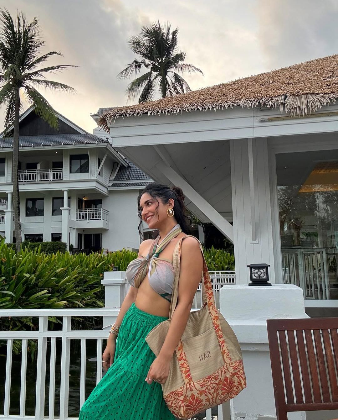 Ruhani Sharma: ఇదెక్కడి డ్రెస్ రా మామా.. వాటిని మాత్రం కప్పేస్తూ!