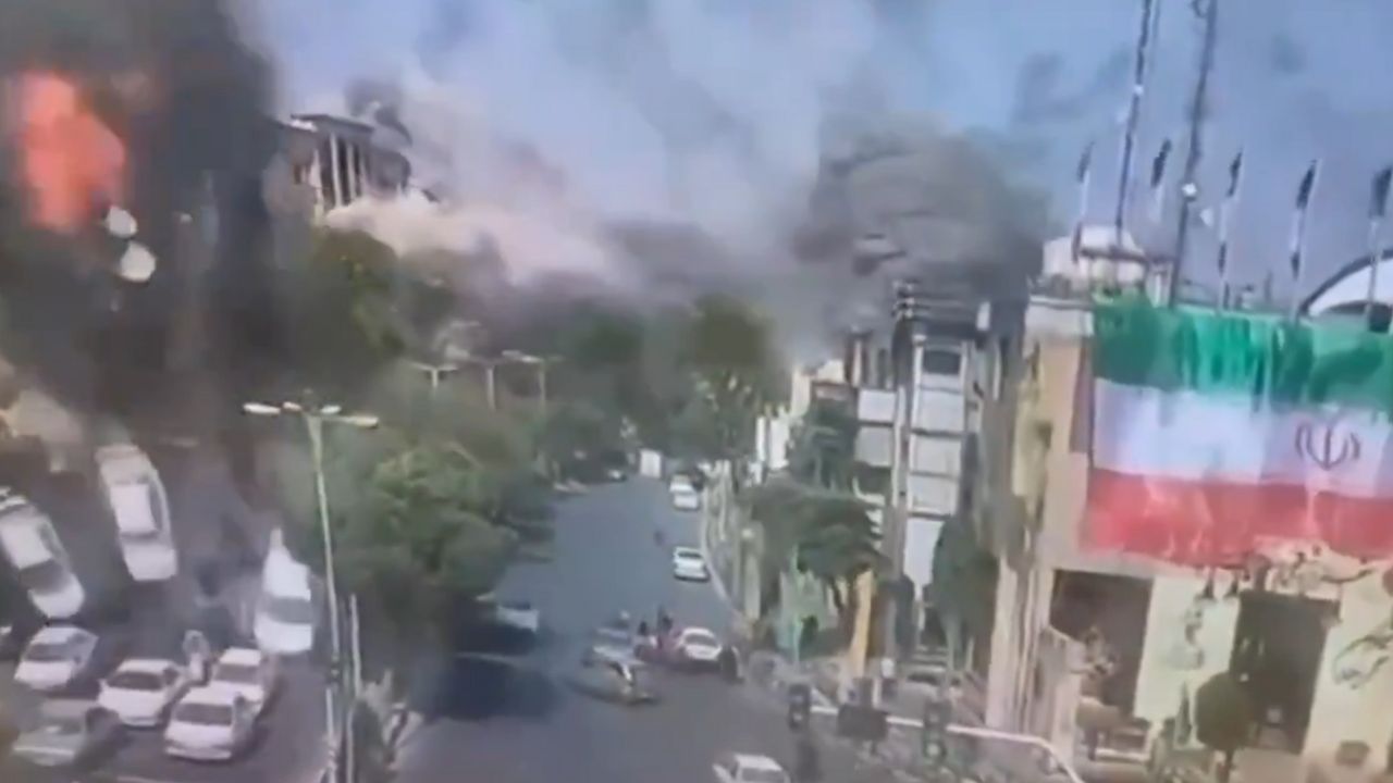 Blasting Video: రోడ్డుపై పడ్డ బాంబు.. గాల్లోకి ఎగిరిపడిన కార్లు, వీడియో వైరల్