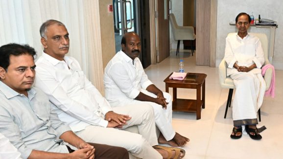 BRS Leaders: కోలుకున్న కేసీఆర్.. ఆస్పత్రిలోనే పార్టీ నేతలతో భేటీ.. ఆ పుకార్లకు చెక్ పెట్టేందుకేనా?