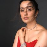 Shraddha Kapoor: టాప్ లెస్ అందాలతో గత్తరలేపుతున్న శ్రద్ధా కపూర్.. టూ హాట్ గురూ!