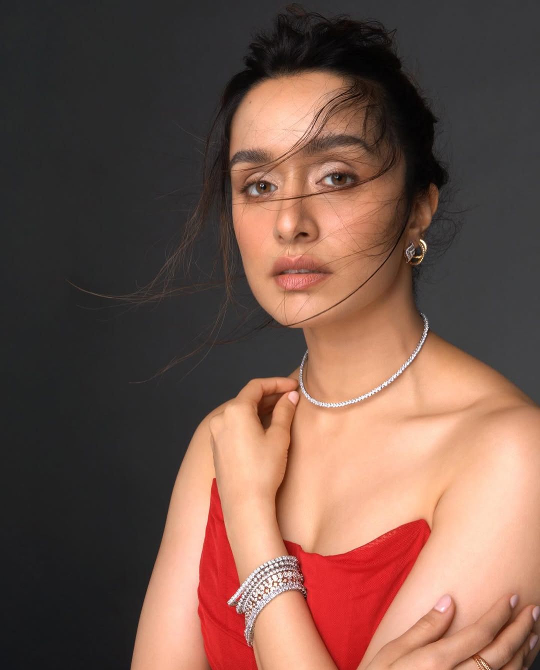 Shraddha Kapoor: టాప్ లెస్ అందాలతో గత్తరలేపుతున్న శ్రద్ధా కపూర్.. టూ హాట్ గురూ!