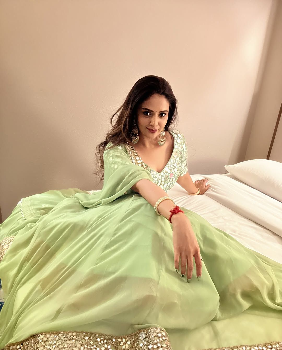 SreeMukhi: జాబిలమ్మలా కట్టిపడేస్తున్న రాములమ్మ.. అందానికి దాసోహం అంటూ!