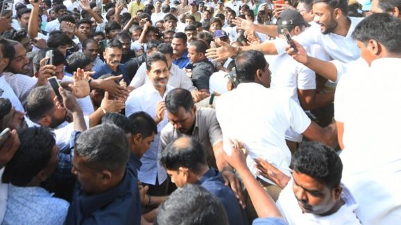 YS Jagan Tour: అనుకున్నంతా అయింది.. జగన్ టూర్ లో తల పగిలింది