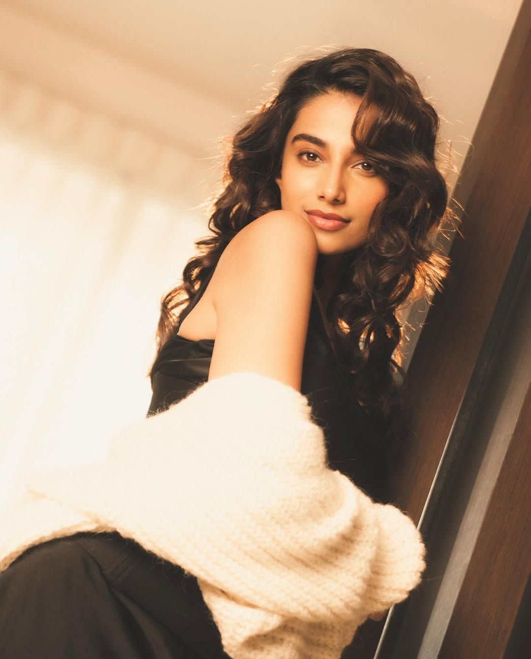 Meenakshi Chaudhary: మీనూ కూడా గ్లామర్ డోస్ పెంచింది రోయ్.. బాలీవుడ్ పయనం అవుతోందా?