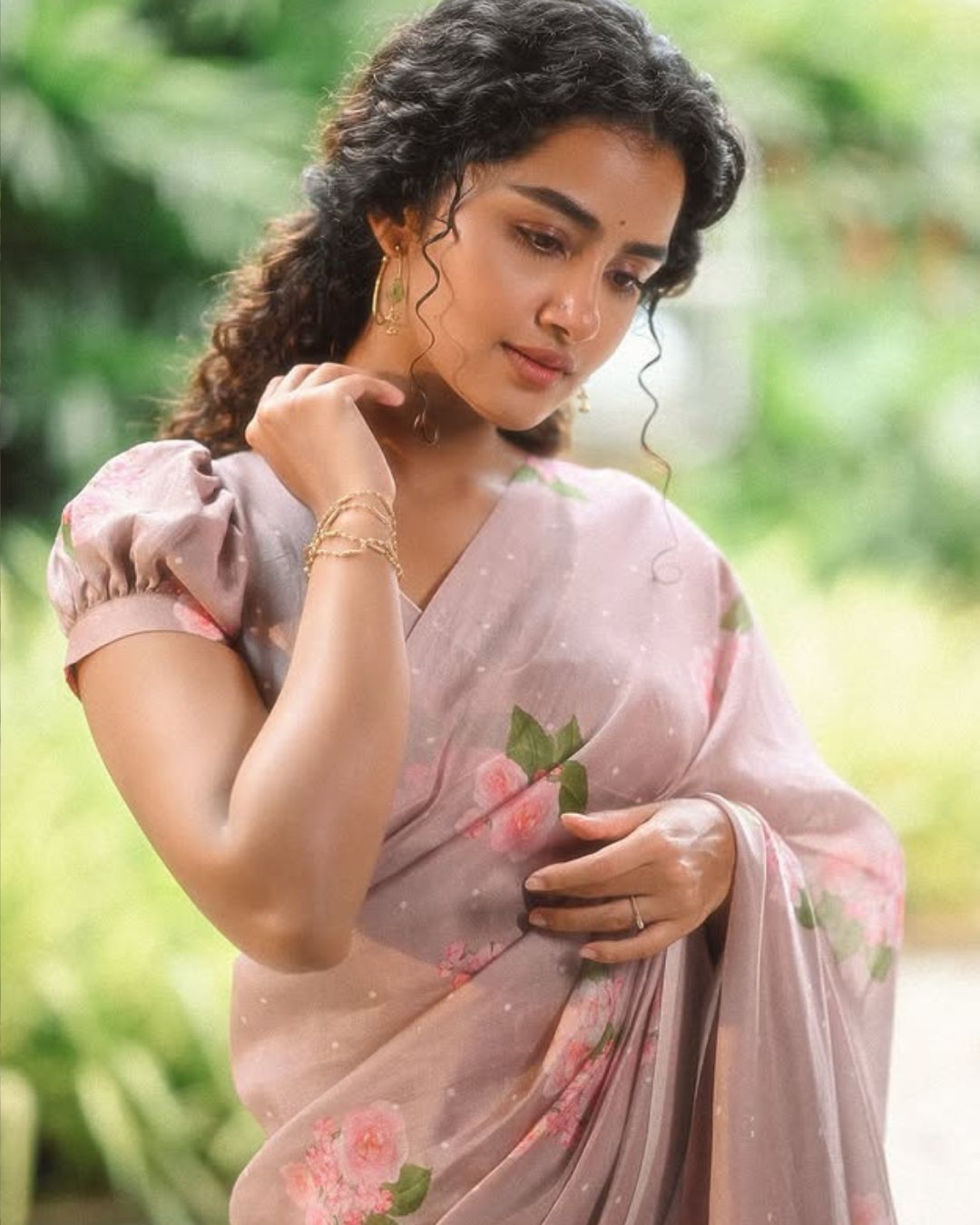 Anupama ParameswRan : చీరలో టిల్లు బ్యూటీ సొగసు చూడతరమా.. ఎంత అందంగా ఉందో..