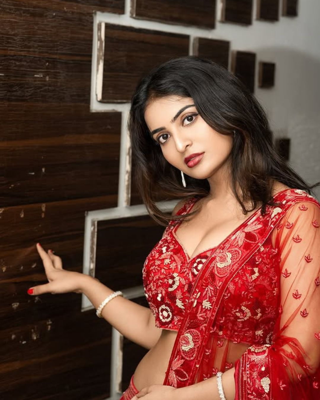 Ananya Nagalla : రెడ్ లెహంగాలో గార్జీయస్ లుక్ లో అనన్య.. రెండు కళ్లు చాలట్లేదు..