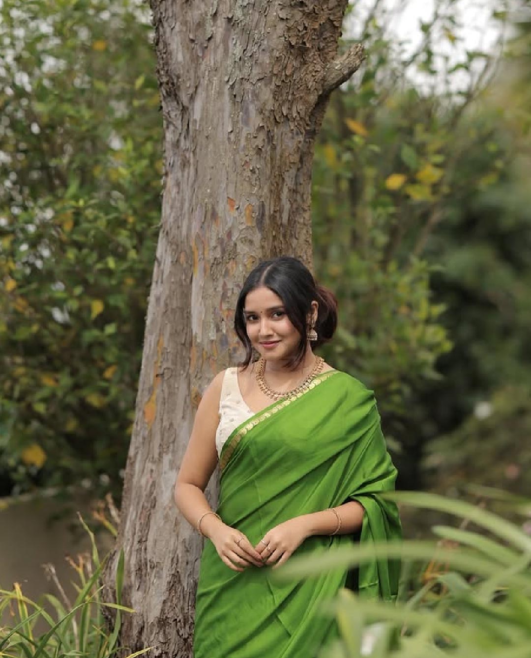 Anikha Surendran: చిలుక పచ్చ చీరలో అనిఖా వయ్యారాలు – చంపేస్తున్నావ్‌ అంటున్న కుర్రకారు