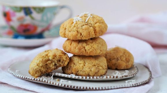 Coconut Biscuit: ఇలా ఇంట్లోనే కొబ్బరి బిస్కెట్లు చేసేయండి, రెసిపీ చాలా సులువు