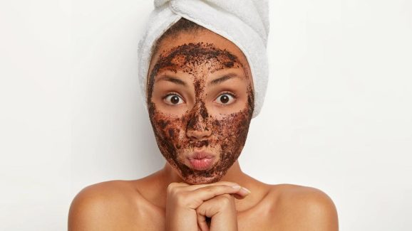 Coffee powder: అరస్పూన్ కాఫీ పొడి ఉంటే చాలు.. ముఖంపై బ్లాక్ హెడ్స్ ను తొలగించుకోవచ్చు