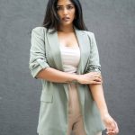Eesha Rebba : స్టైలిష్ లుక్ లో ఈషా.. కోటులో మేడమ్ అదిరిపోయింది..
