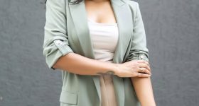 Eesha Rebba : స్టైలిష్ లుక్ లో ఈషా.. కోటులో మేడమ్ అదిరిపోయింది..
