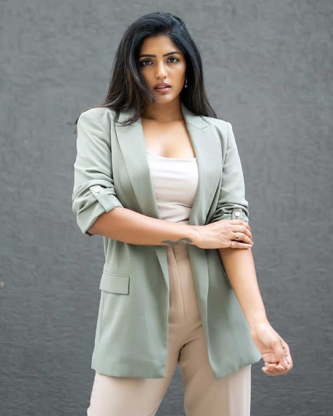 Eesha Rebba : స్టైలిష్ లుక్ లో ఈషా.. కోటులో మేడమ్ అదిరిపోయింది..