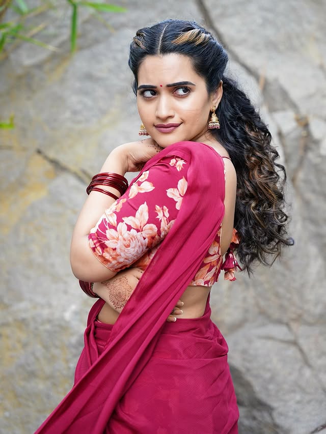 Sravanthi Chokarapu Photo Gallery  