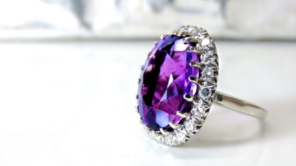 Gemstone: ఉద్యోగంలో విజయం సాధించాలంటే ఏ రత్నాన్ని వేలికి ధరించాలి?