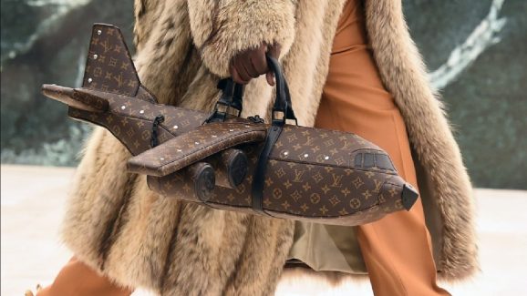 Plane Handbag: ఈ విమానం హ్యాండ్ బ్యాగ్ ధరతో ఓ ఇల్లు కొనేయొచ్చు, దీని ప్రత్యేకత ఏమిటో తెలుసా?