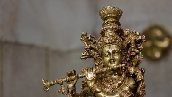 Krishna Manthra: ఎక్కడికైనా ప్రయాణించేముందు ఈ మంత్రాన్ని చదవండి, ప్రమాదం జరగకుండా కాపాడుతుంది