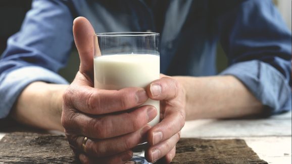 High cholesterol: అధిక కొలెస్ట్రాల్ ఉన్నవారు పాలు తాగకూడదా? తాగితే ఏమవుతుంది? High cholesterol: అధిక కొలెస్ట్రాల్ ఉన్నవారు పాలు తాగకూడదా? తాగితే ఏమవుతుంది?