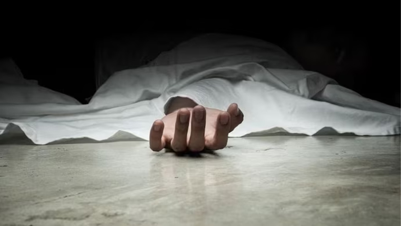 Mother attempts suicide with child: అల్లూరి జిల్లాలో విషాదం.. తల్లి, కుమార్తె పెట్రోల్ పోసుకొని మృతి