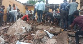 School Building collapse: కుప్పకూలిన స్కూల్ పైకప్పు.. చిక్కుకున్న చిన్నారులు..