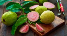 Guava Side Effects: జామకాయ మంచిదని తింటున్నారా.. అయితే మీకు ఈ సమస్యలు గ్యారంటీ