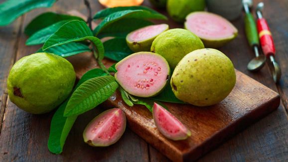 Guava Side Effects: జామకాయ మంచిదని తింటున్నారా.. అయితే మీకు ఈ సమస్యలు గ్యారంటీ