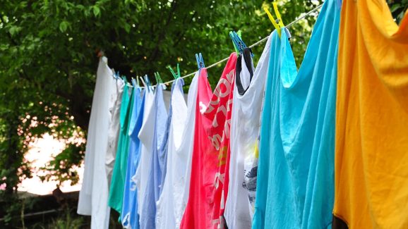 Clothes Drying: వర్షాకాలంలో తడి బట్టలు ఆరడం లేదా? అయితే ఇలా ట్రై చేయండి