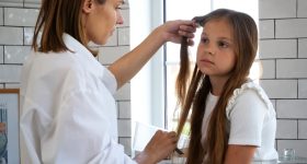 White Hair For Children: చిన్న పిల్లల్లో తెల్ల జుట్టు రావడానికి.. తల్లిదండ్రుల నిర్లక్ష్యమే కారణమట!