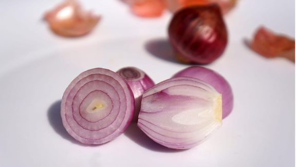 Raw onions: మీకు తెలుసా? వీళ్లు ఉల్లిపాయలు అస్సలు తినకూడదు.. కాదని తింటే?