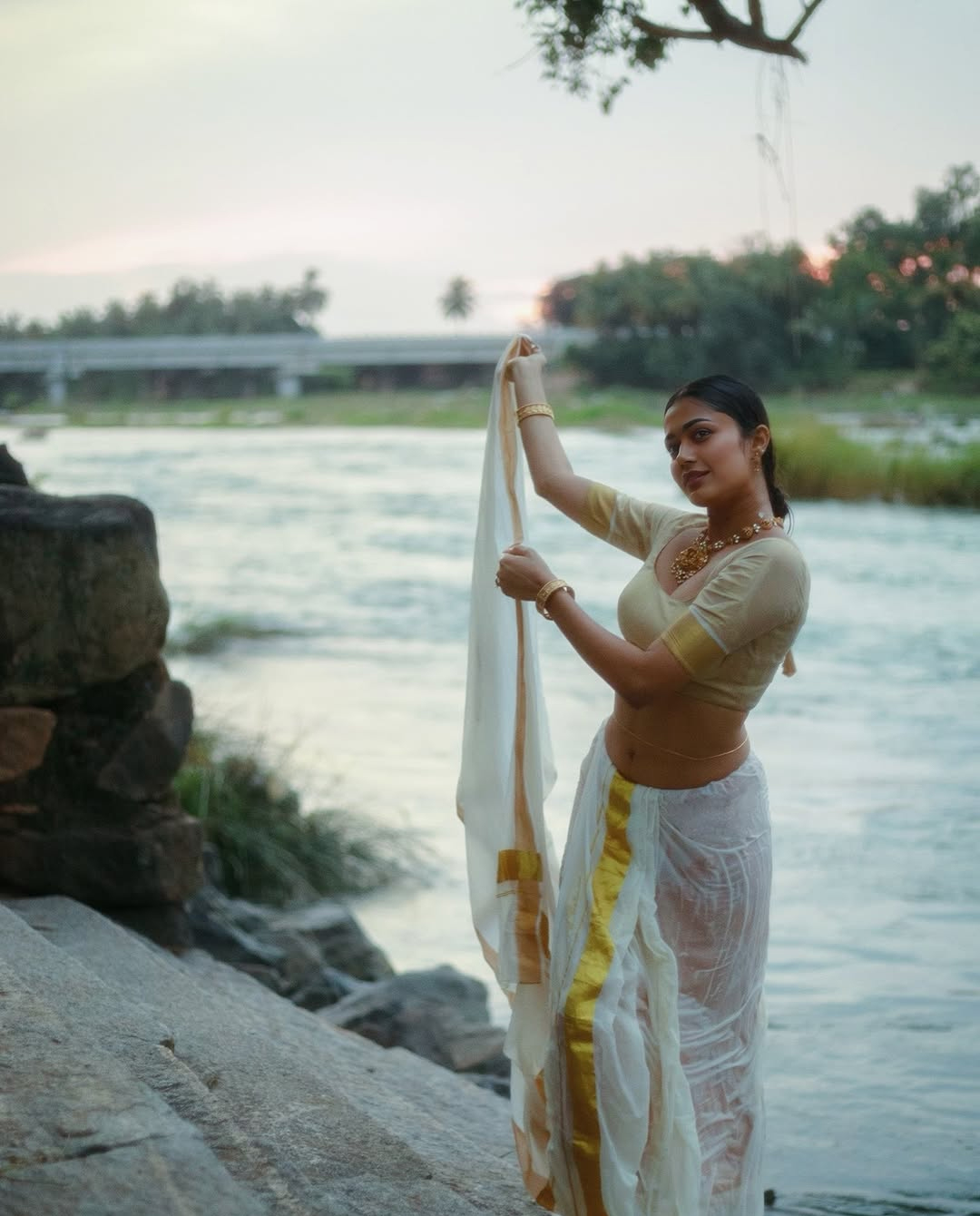Payal Radhakrishna: తడి అందాలతో తపన పెంచేస్తున్న ‘చౌర్యపాఠం’ సుందరి పాయల్.. తెల్ల చీరలో అదుర్స్ కదూ!
