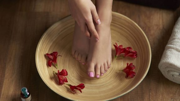 Pedicure at home: బేబీ సాఫ్ట్ పాదాల కోసం ఇంట్లోనే ఇలా పెడిక్యూర్ చేసుకోండి