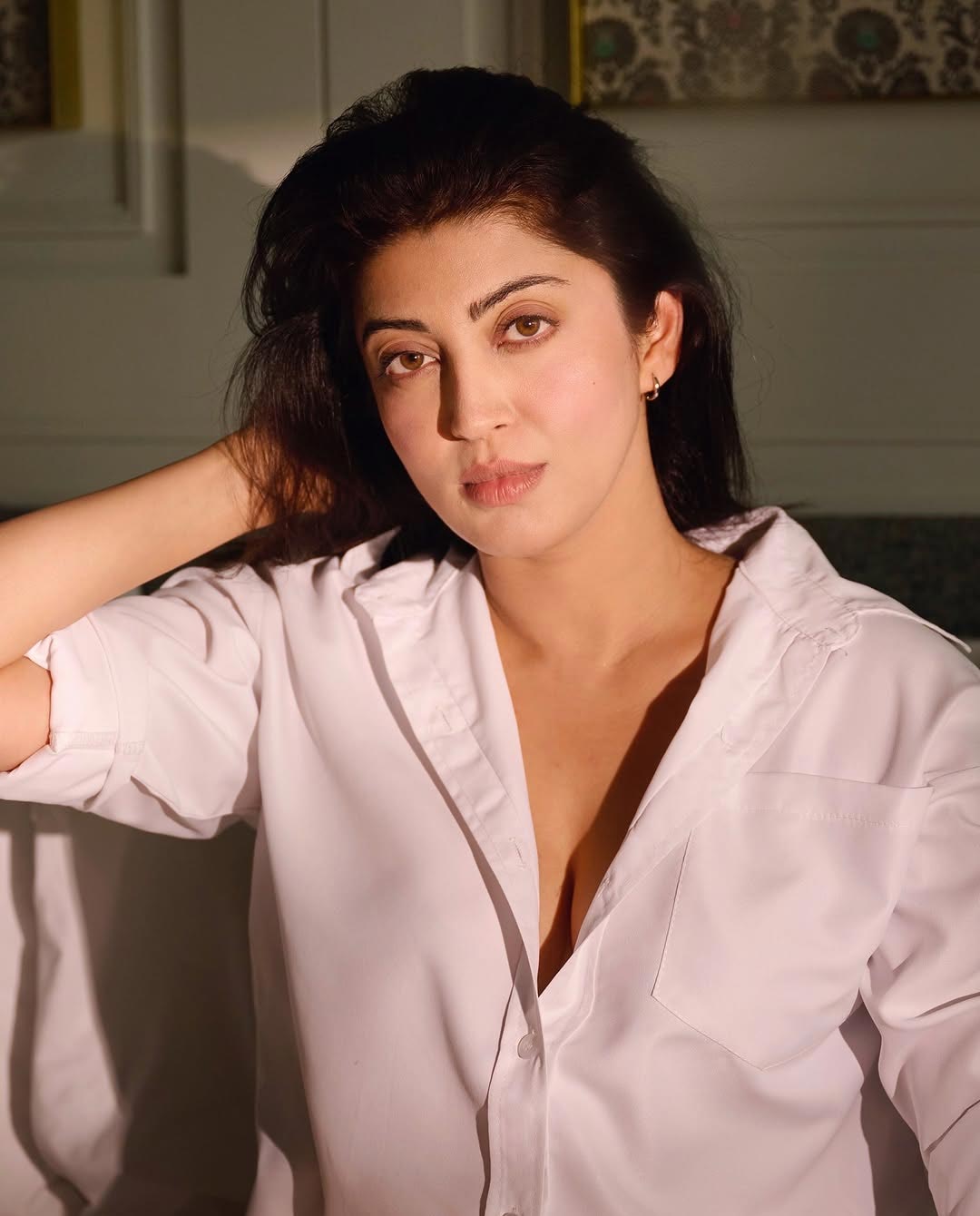 Pranitha Photos: షర్ట్‌ బటన్‌ తీసేసి క్లీవేజ్‌ షోతో రెచ్చిపోయిన హీరోయిన్ ప్రణీత..