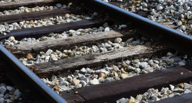 Railway Tracks: రైలు పట్టాల మధ్య రాళ్లు ఎందుకు వేస్తారు? వేయకపోతే ఏం జరుగుతుంది?