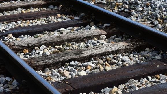 Railway Tracks: రైలు పట్టాల మధ్య రాళ్లు ఎందుకు వేస్తారు? వేయకపోతే ఏం జరుగుతుంది?