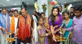 Hyderabad: 'ఎస్ఆర్ హెచ్ ఫ్యామిలీ' సెలూన్‌ ని ప్రారంభించిన మంత్రి కోమటిరెడ్డి వెంకట్ రెడ్డి..