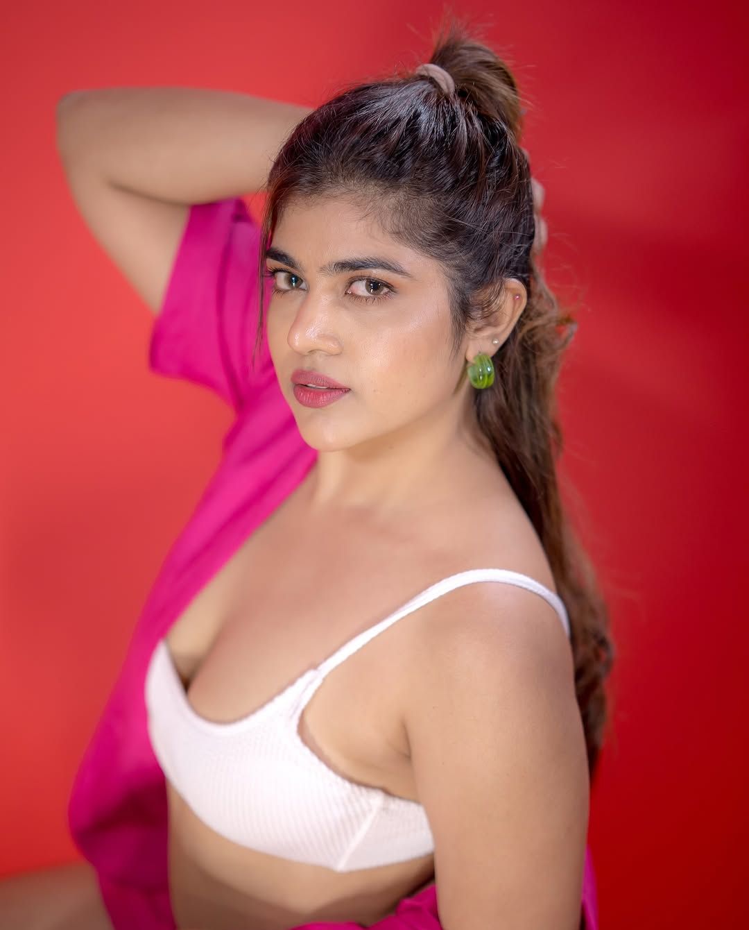 Rithu Chowdary: శృతిమించిన అందాల విందు.. షర్ట్ తీసి మరీ గత్తర్ లేపుతున్న రీతు చౌదరి!