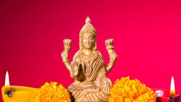 Shravana Masam: శ్రావణమాసంలో మహిళలు ఏ రంగు గాజులు, ఏ రంగు చీర వేసుకుంటే శుభప్రదం?