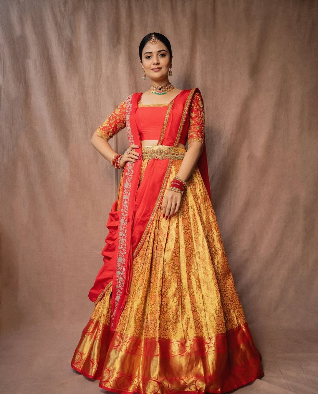 Sree Mukhi: బోనాల జాతర.. పట్టు పరికిణిలో అందంగా ముస్తాబైన శ్రీముఖి!