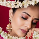 Sreemukhi : మల్లెపూలతో అవేం పని శ్రీముఖి.. అబ్బా మత్తేక్కిస్తున్నావుగా..