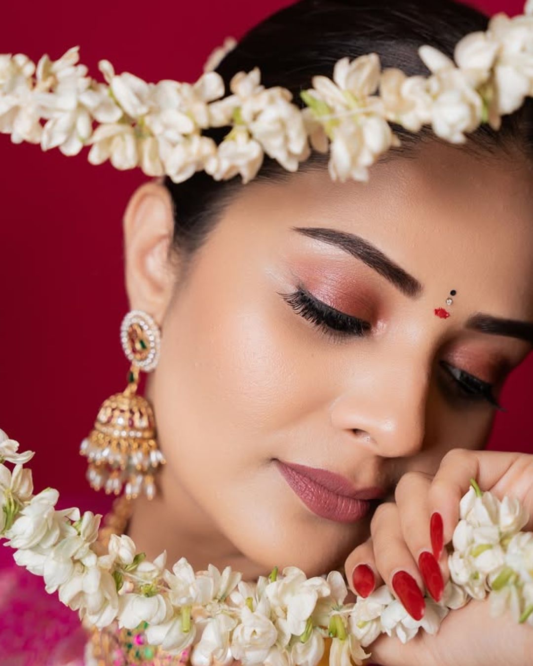 Sreemukhi : మల్లెపూలతో అవేం పని శ్రీముఖి.. అబ్బా మత్తేక్కిస్తున్నావుగా..