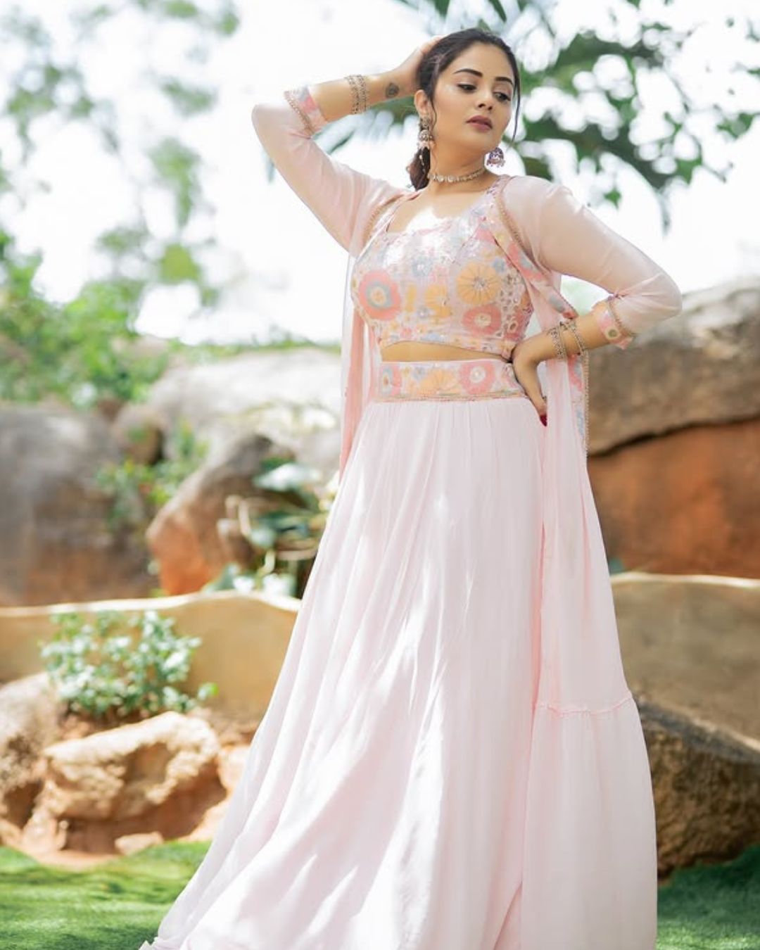 Sreemukhi : మత్తేక్కించే చూపులతో మెస్మరైజ్ చేస్తున్న శ్రీముఖి.. భలే ఉంది బాసూ…
