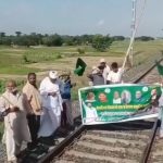 Train viral meme: రైల్వే ట్రాక్ పై ధర్నా.. అదే రూట్లో రైలు.. వీడియో చూస్తే నవ్వులే!
