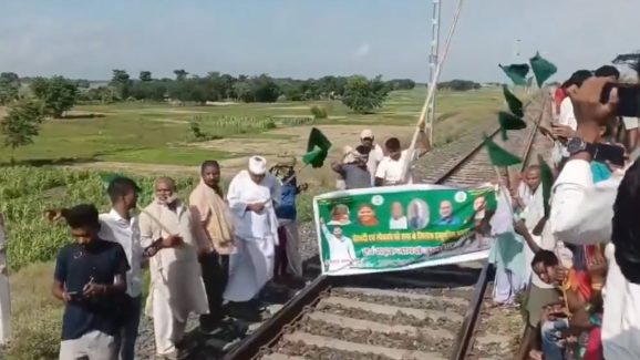 Train viral meme: రైల్వే ట్రాక్ పై ధర్నా.. అదే రూట్లో రైలు.. వీడియో చూస్తే నవ్వులే!