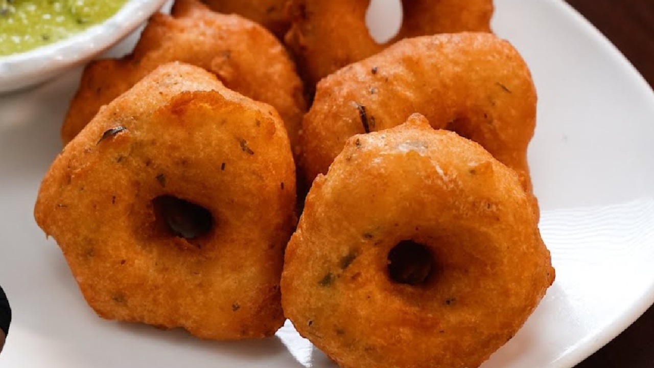 Instant Vada: పప్పు నానబెట్టకుండా అప్పటికప్పుడు గారెలు ఇలా చేసేయండి, పుదీనా చట్నీతో అదిరిపోతాయి