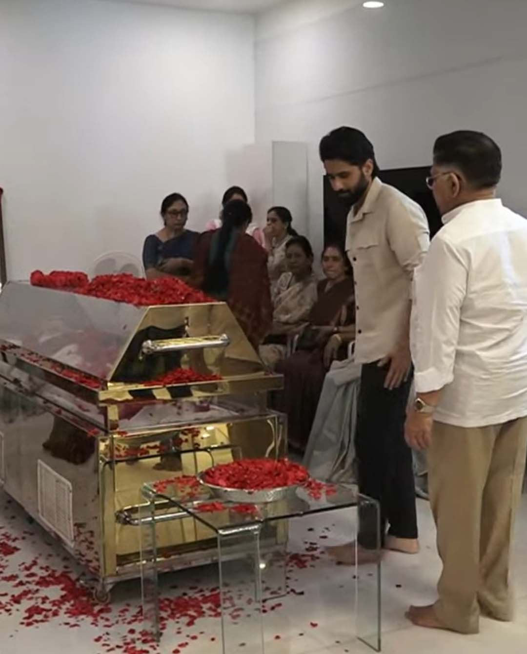 Tollywood Tribute to Allu Aravind Mother